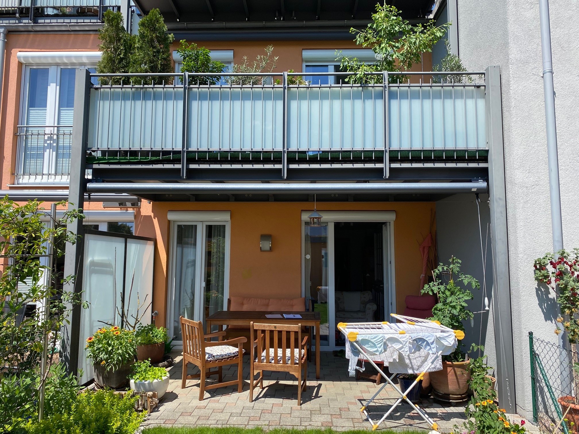 Balkon mit Stabgeländer und Hintergrund Glasfüllung matt