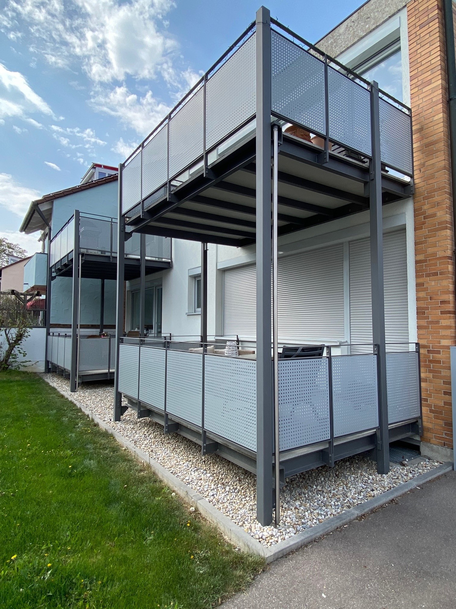 Balkon mit Lochblechfüllung