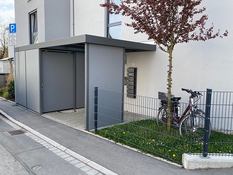 Haustürüberdachung mit integriertem mülltonnenhäuschen, Trespafüllung grau