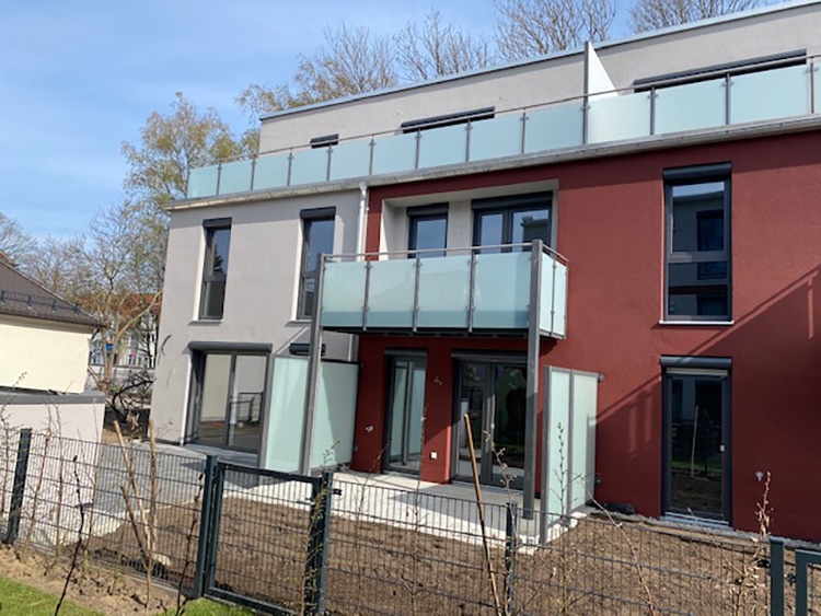 Balkonanlage mit Glasfüllung matt und sichtschutztrennwand glas matt
