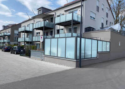 Balkonanlage matt verglast mit Sichtschutzwänden aus mattem Glas