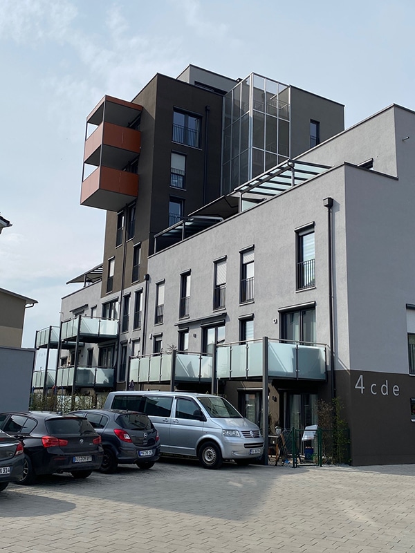 Wohnhaus mit div. Metallbauarbeiten , Balkonanlage glas matt , freitragender Balkon farbige Trespafüllung , aussenfluchttreppe