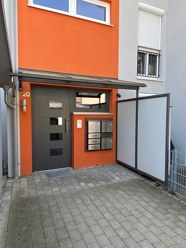 Haustürüberdachung mit matter Glasfüllung ,Seitenwand Trespa weiss