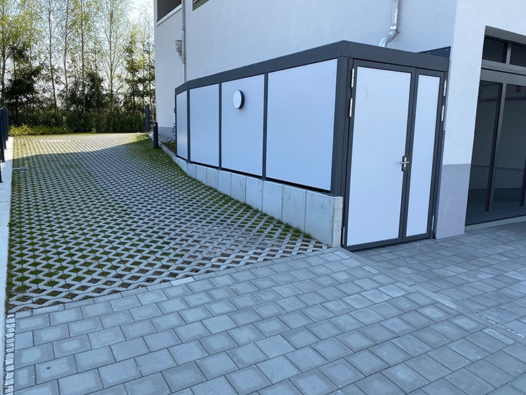 Fahrrad und Mülltonnenhäuschen mit Trespafüllung weiss