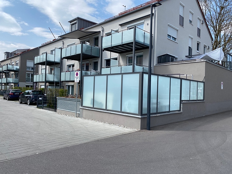 Balkonanlage matt verglast mit Sichtschutzwänden aus mattem Glas