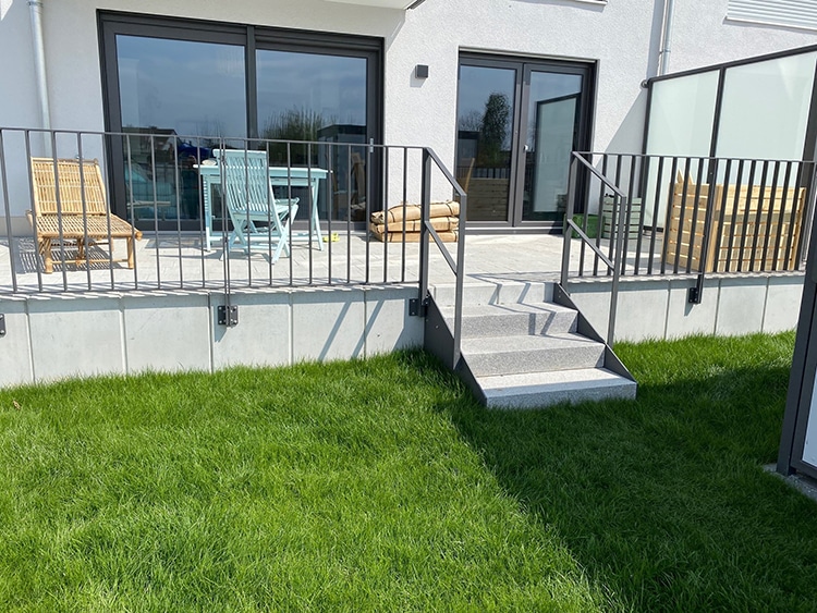 Aussengeländer Terrasse mit Flachstahl Geländer in anthrazit
