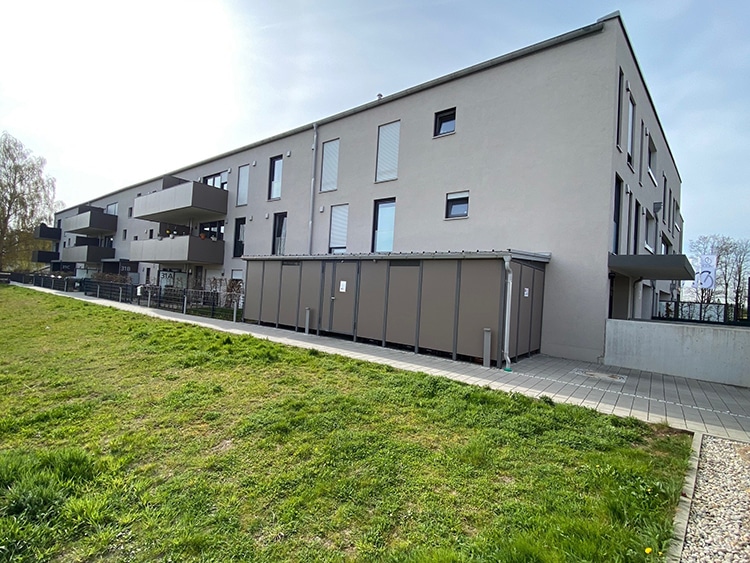 Mülltonnen und Fahrradhäuschen mit Trespafüllung braun , freitragender Balkon trespafüllung braun