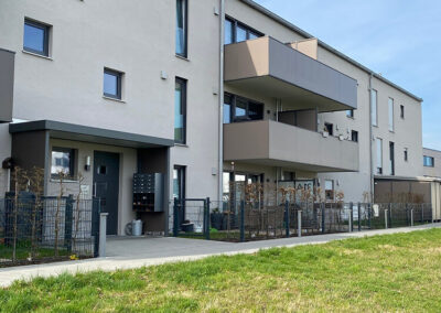 Haustürüberdachung mit seitenwänden aus Trespa und freitragendem Balkon mit Trespafüllung braun