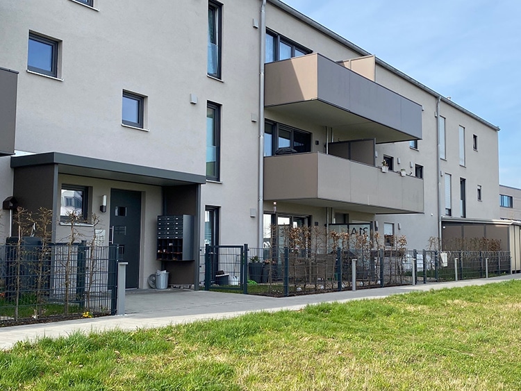 Haustürüberdachung mit seitenwänden aus Trespa und freitragendem Balkon mit Trespafüllung braun