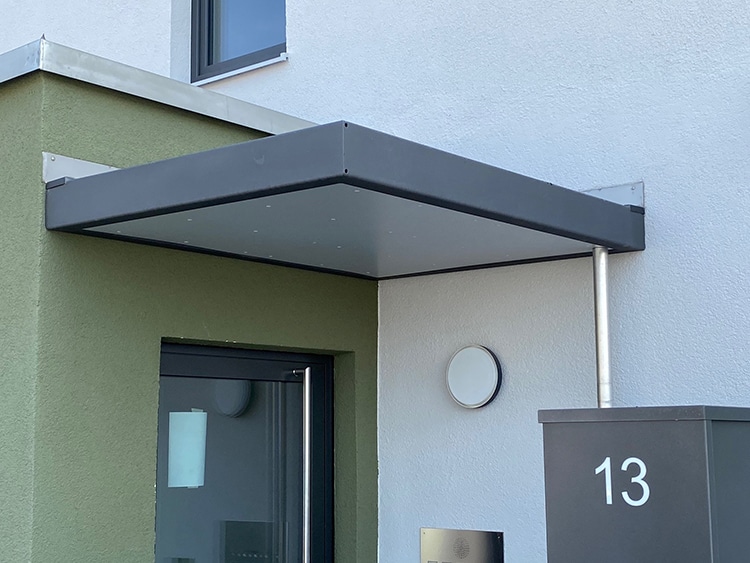 Haustürüberdachung klein mit Metalleinfassung und Trepsafüllung