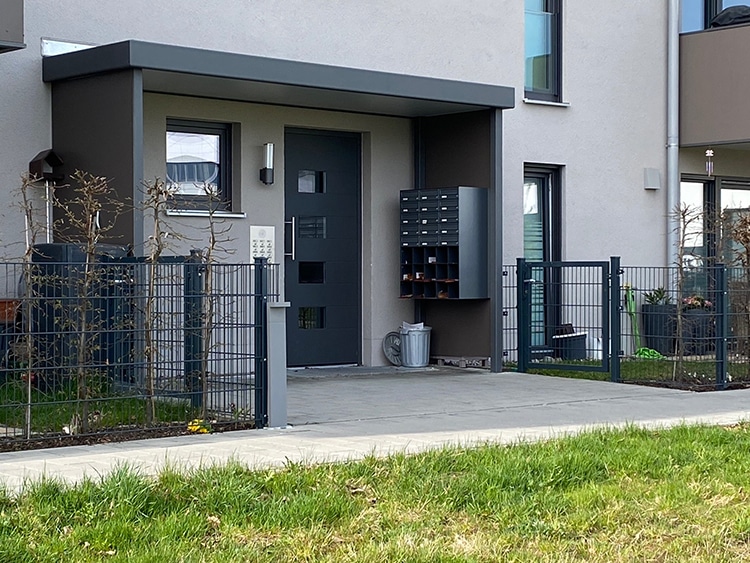 Haustüroberdachung mit seitenwänden aus Trespa