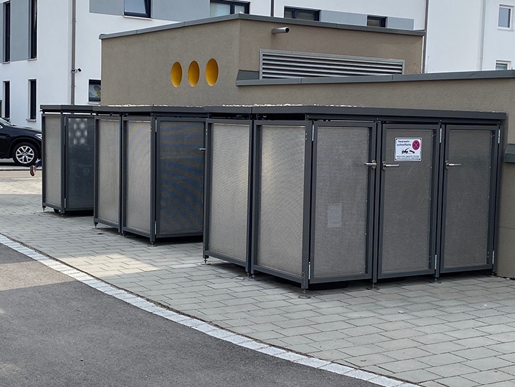 Mülltonnenhäuschen mit Lochblechfüllung