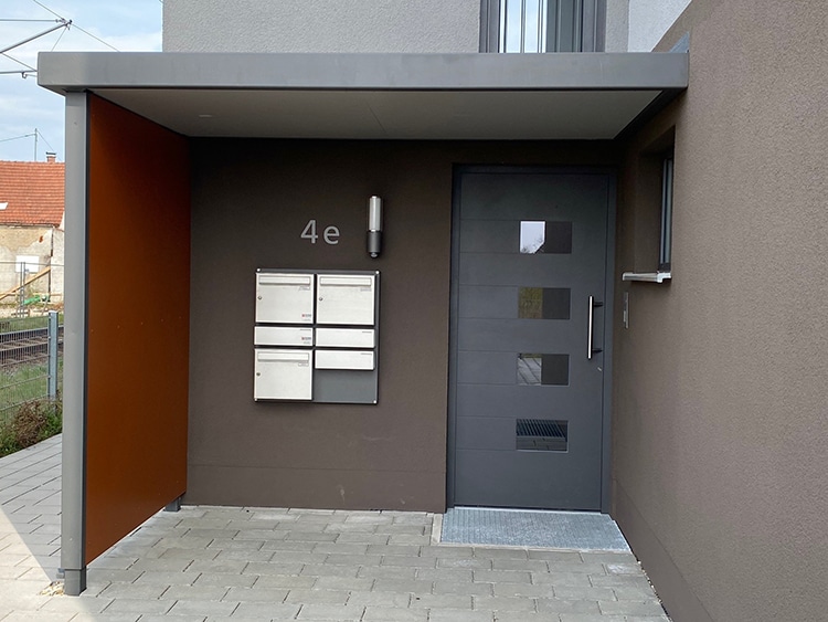 Haustürüberdachung mit Seitenwand aus Trespa mit farbigen Trespaelementen