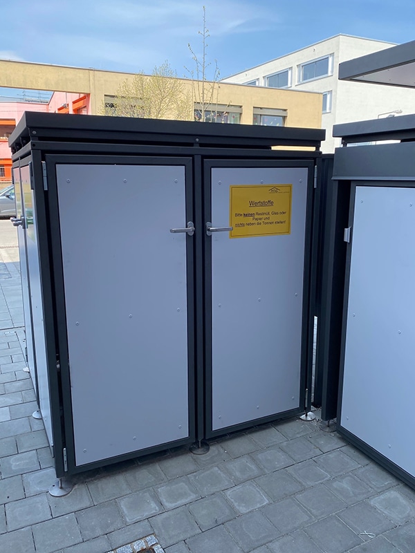 Mülltonnenhäuschen mit Trespafüllung weiß , Einfassung anthrazit