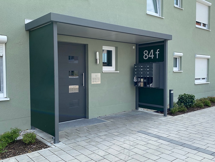 Haustüroberdachung mit seitenwänden aus Trespa