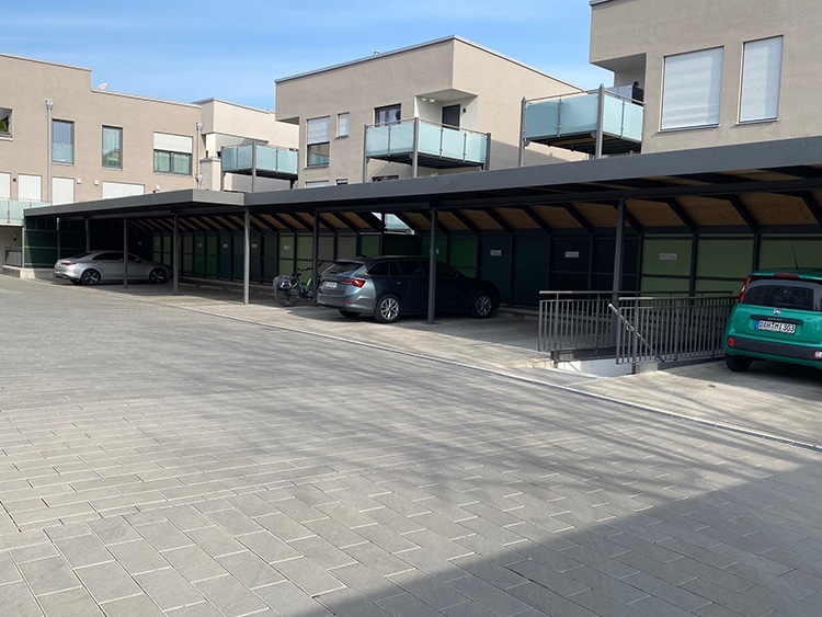Parkplatzüberdachung mit Tresparückwand