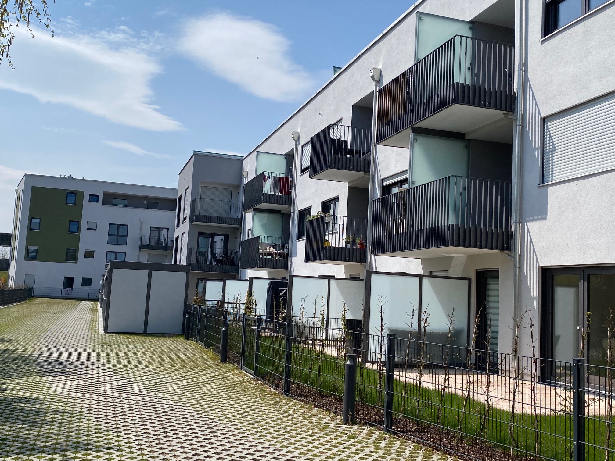 BAlkonanlage mit freitragenden Balkonen mit Flachstahlgeländer in Anthrazit und Glastrennwand matt, Glasstrennwand Terrasse
