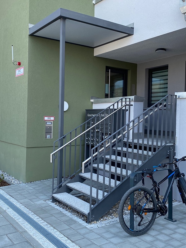Aussengeländer mit Flachstahl längsstreben in Anthrazit