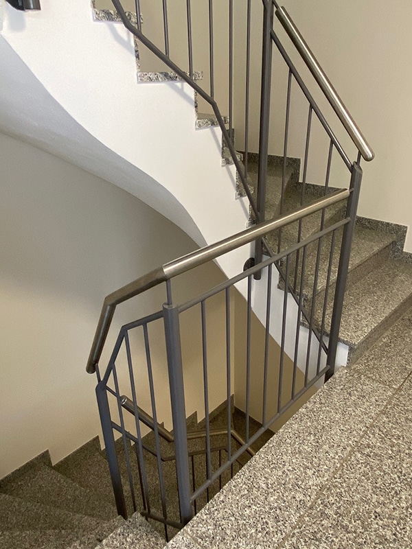 Innengeländer mit Stabgeländerfüllung und handlauf