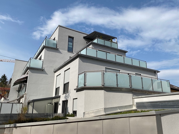 Terrassengeländer mit matter Glasfüllung