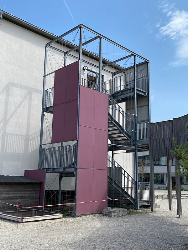 Aussentreppe Fluchtrepppe mit farbigen Trespaelementen