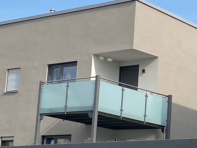 Balkon mit Glasfüllung matt