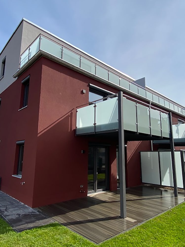Balkonanlage mit Glasfüllung matt