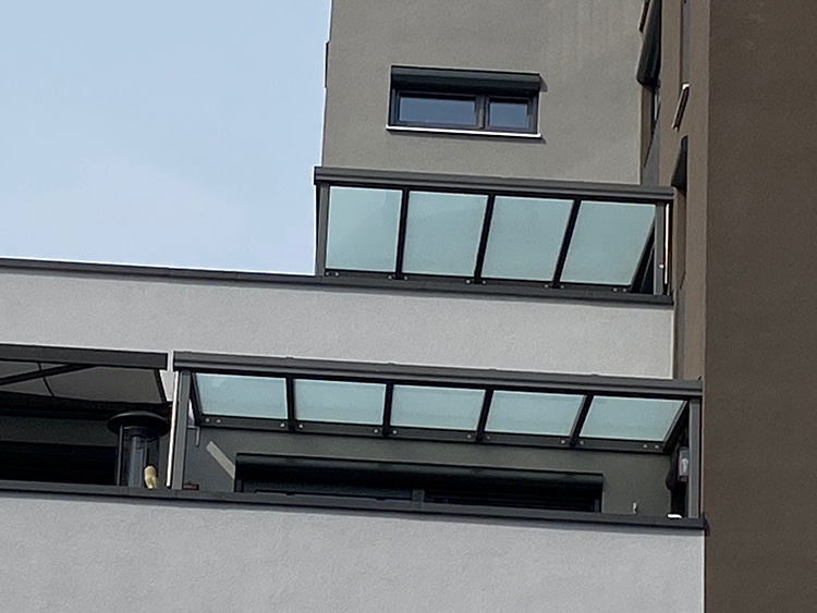 Balkonüberdachung mit matter Glasfüllung