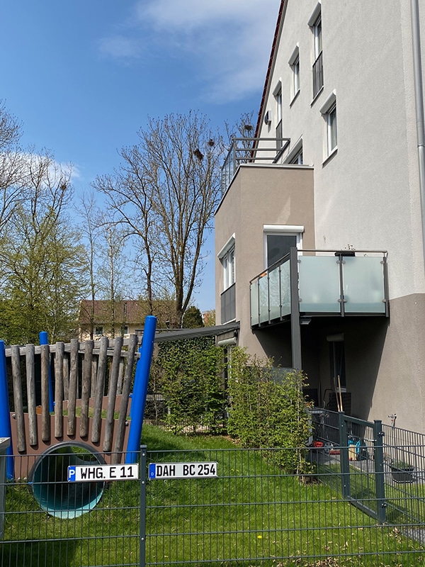 Eckbalkon mit Glasgeländerfülllung matt
