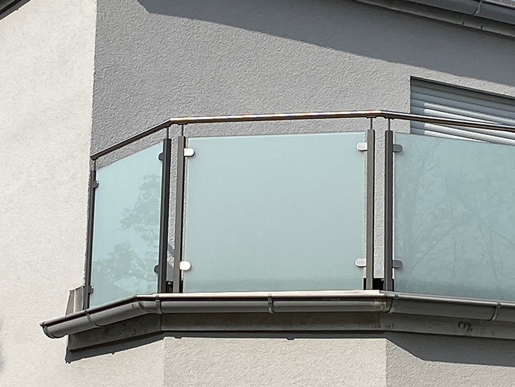 Terrassengeländer mit matter Glasfüllung