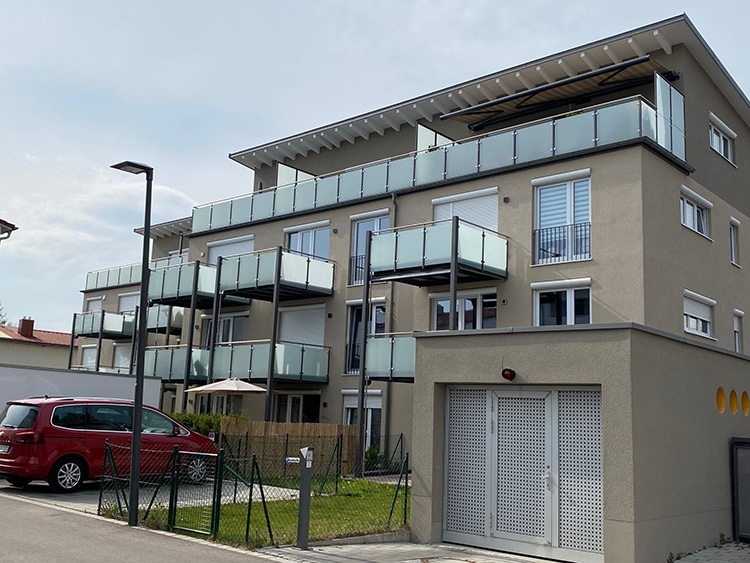 Balkonanlage mit Glasfüllung matt