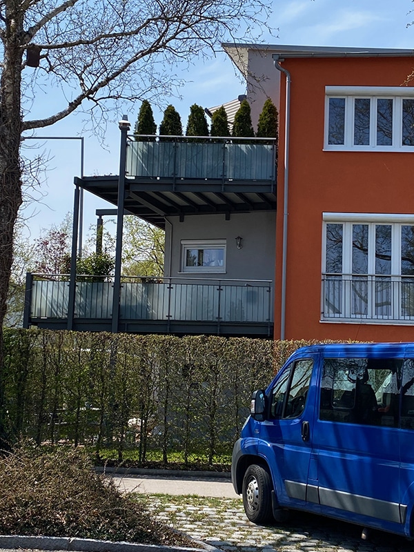 Balkon mit frontansicht Stabgeländer und rückansicht matte Verglasung