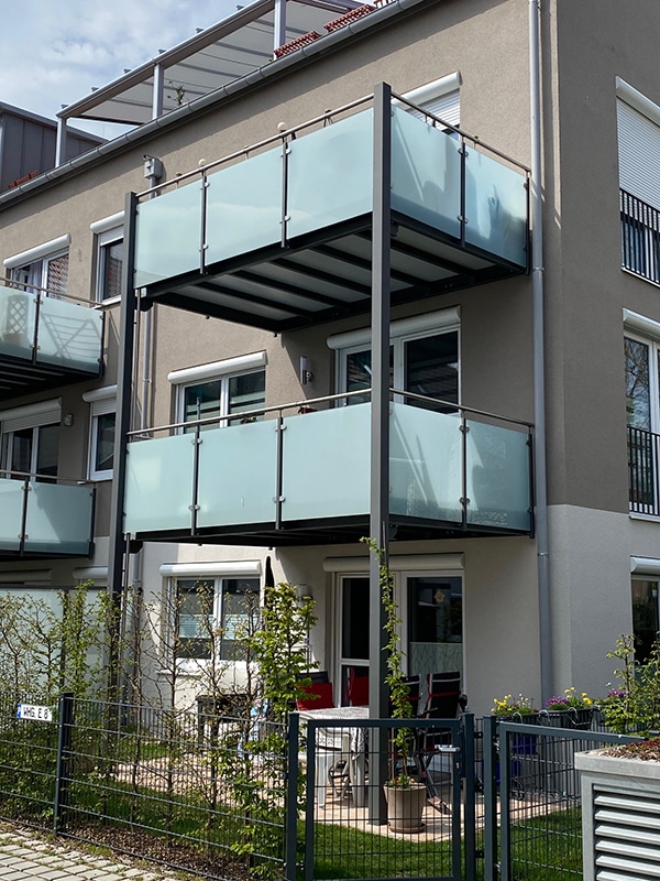 Balkonanlage mit Glasgeländerfüllung matt
