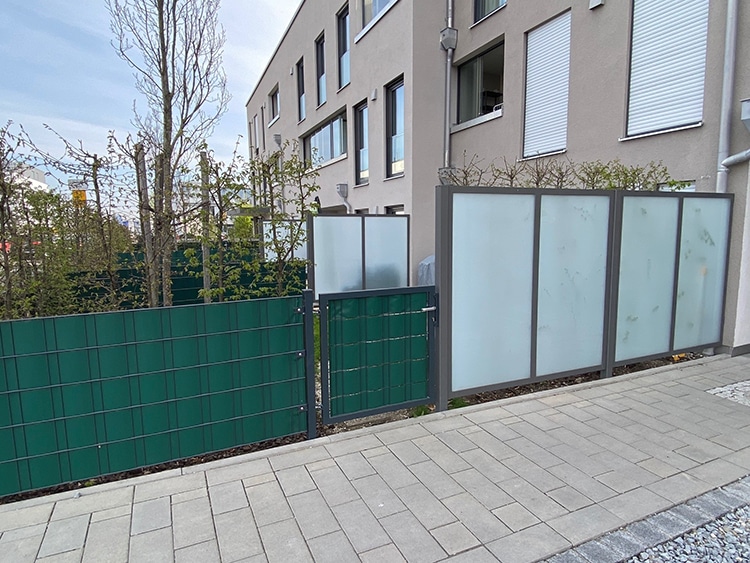 Sichtschutztrennwand mit matter Glasfüllung