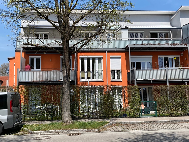 Balkon mit frontansicht Stabgeländer und rückansicht matte Verglasung