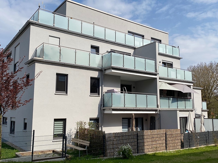 Balkonanlage Mehrparteienhaus mit GlasBalkongeländer matt