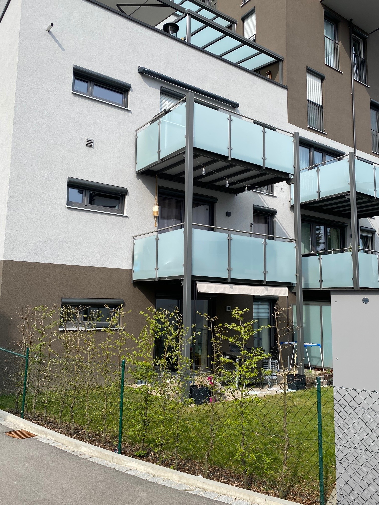 Balkonanlage mit Glasfüllung matt