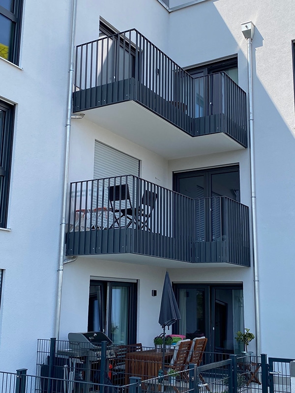 Eckbalkon freitragend mit Flachstahlgeländer anthrazit