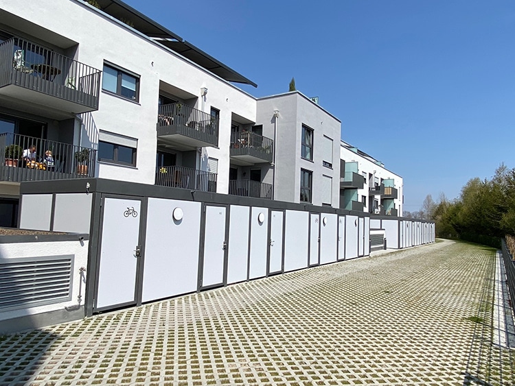 BAlkonanlage mit freitragenden Balkonen mit Flachstahlgeländer in Anthrazit und Garten/Fahrradhäuschen mit Trespafüllung weiß
