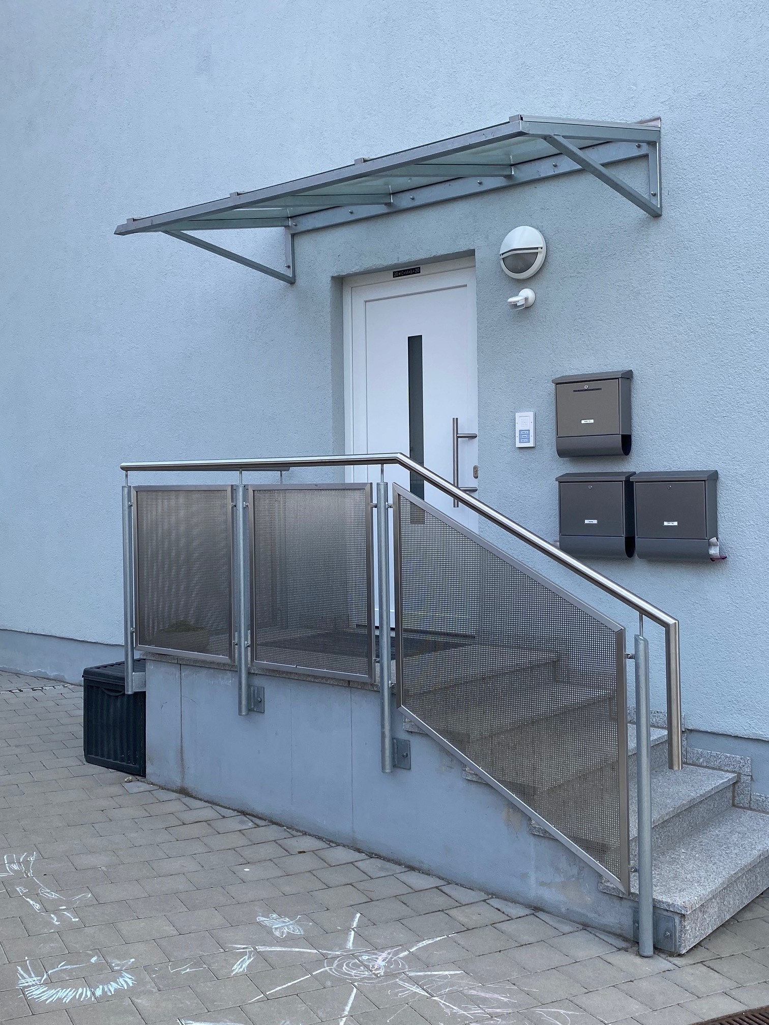 Aussengeländer mit Lochblechfüllung und stahlhandlauf