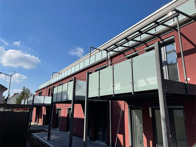 Balkonanlage matt verglast und Terrassengeländer matt verglast