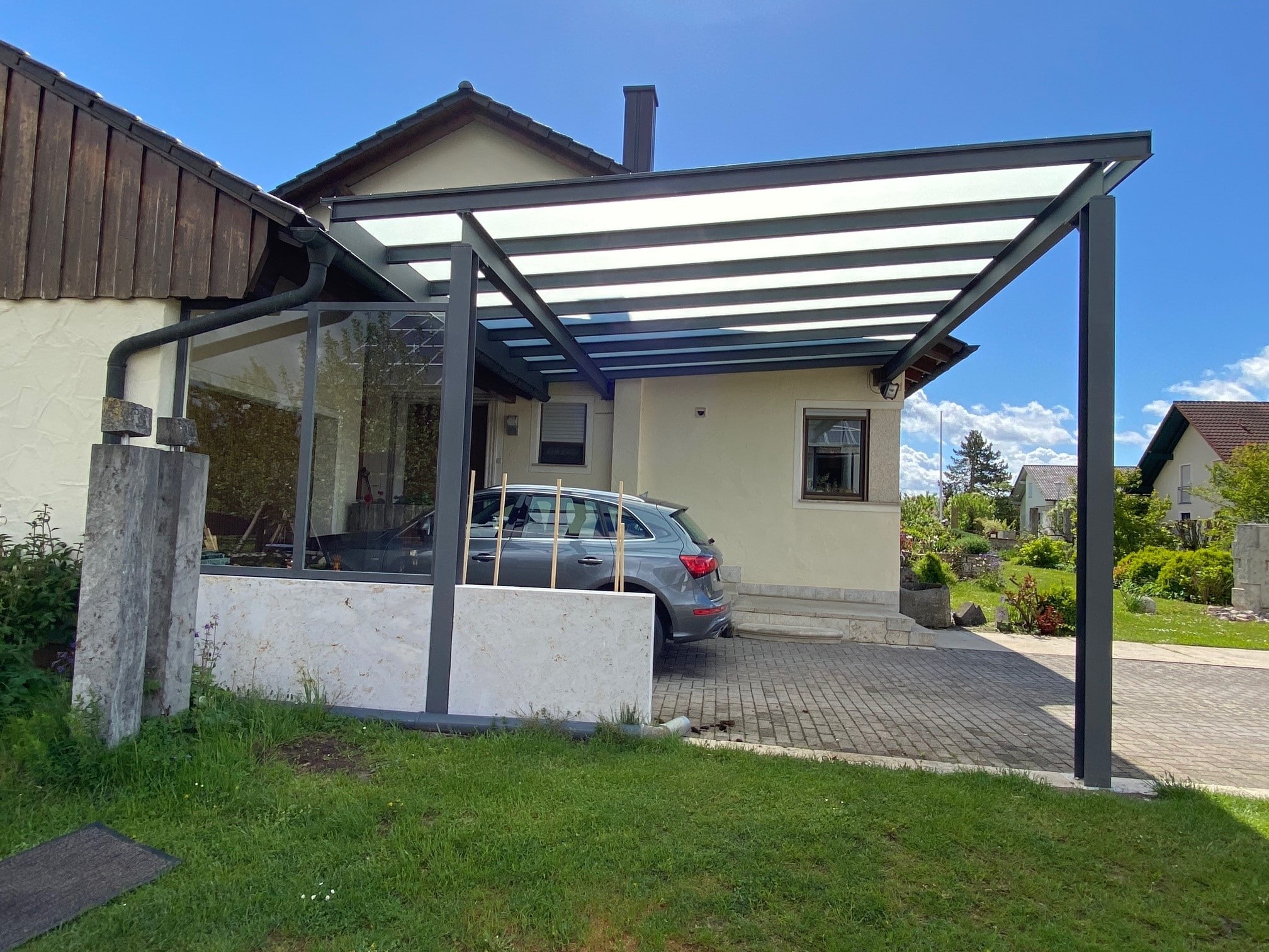 Carport vor Garage mit Glasfüllung