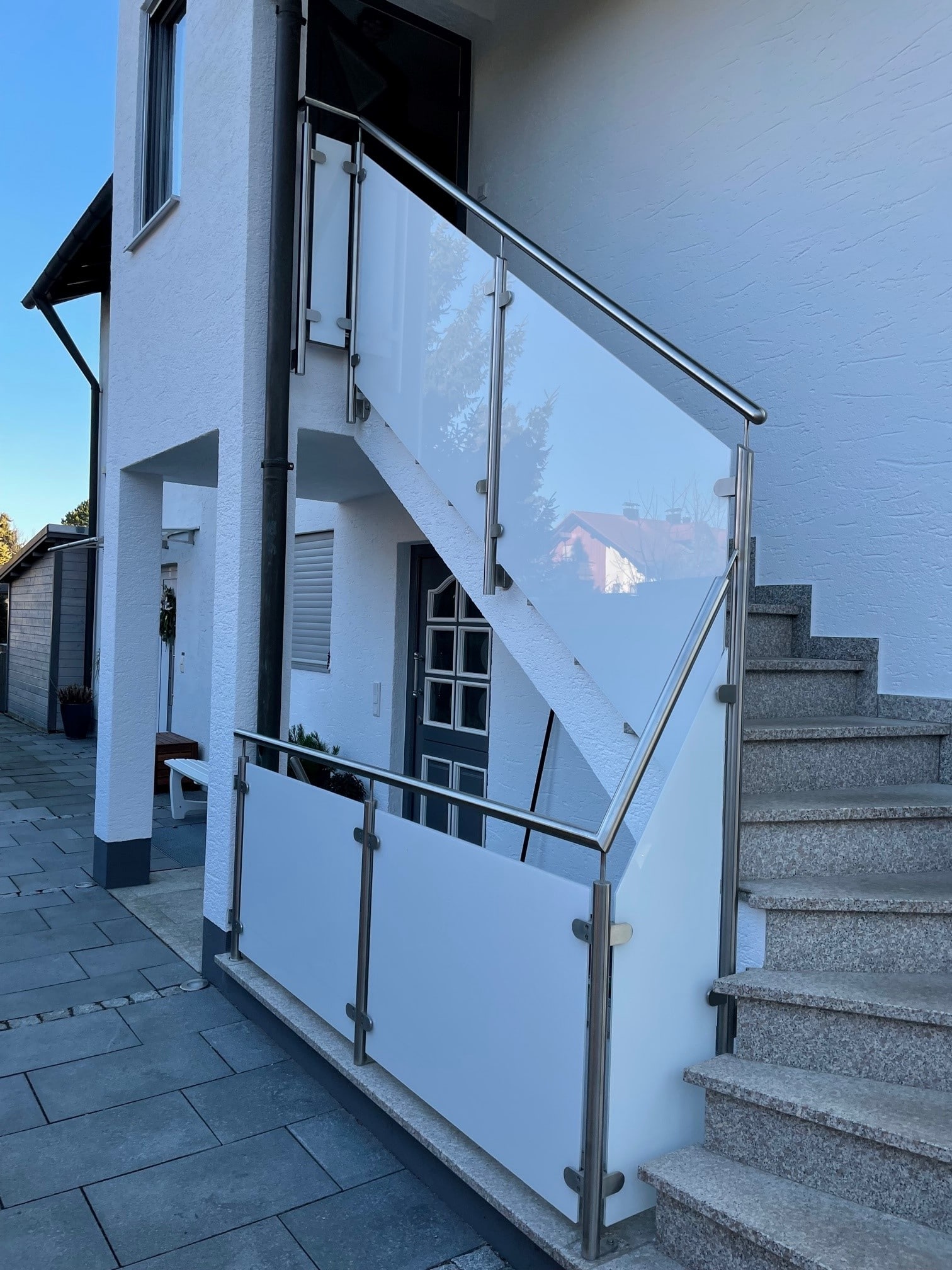 Aussengeländer mit Handlauf und Glanzglasfüllung , matte Glasscheiben