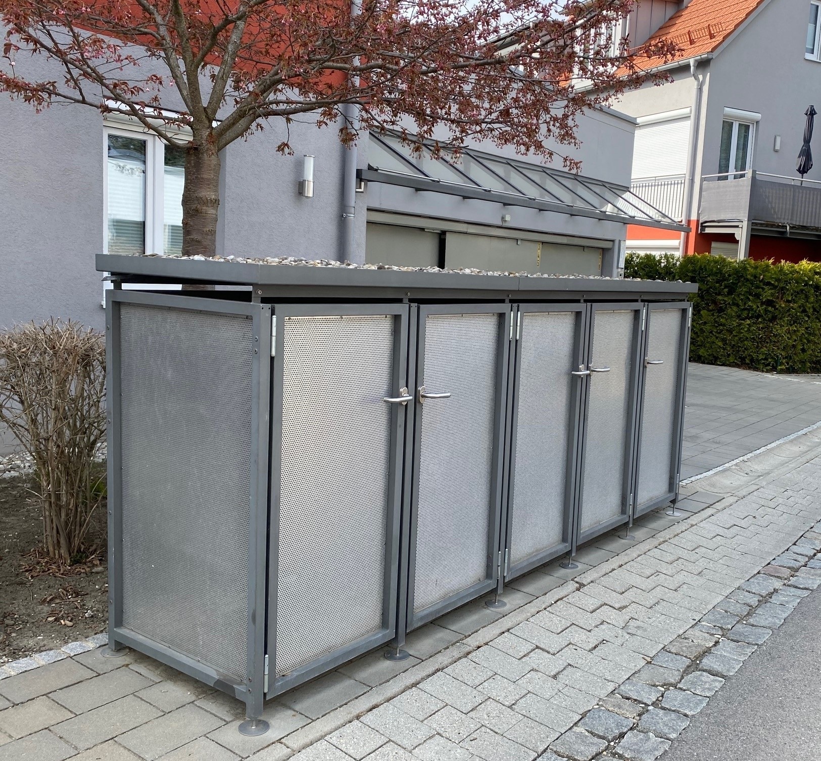 Mülltonnenhäuschen mit Lobhblechfüllung