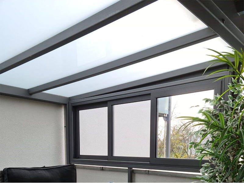 kalter Wintergarten mit matter Glasüberdachung und halbhohem Schiebefenster +Seitenverglasung