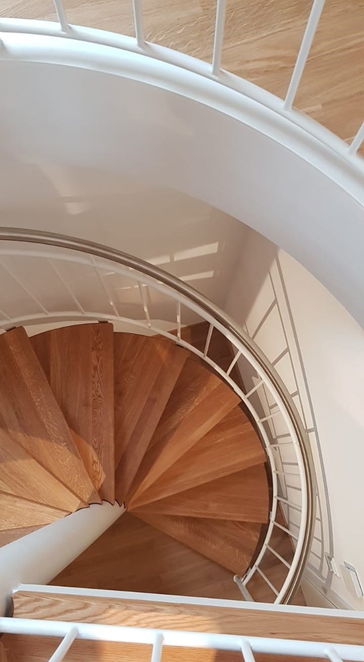 Spindeltreppe innen mit Holzstufen