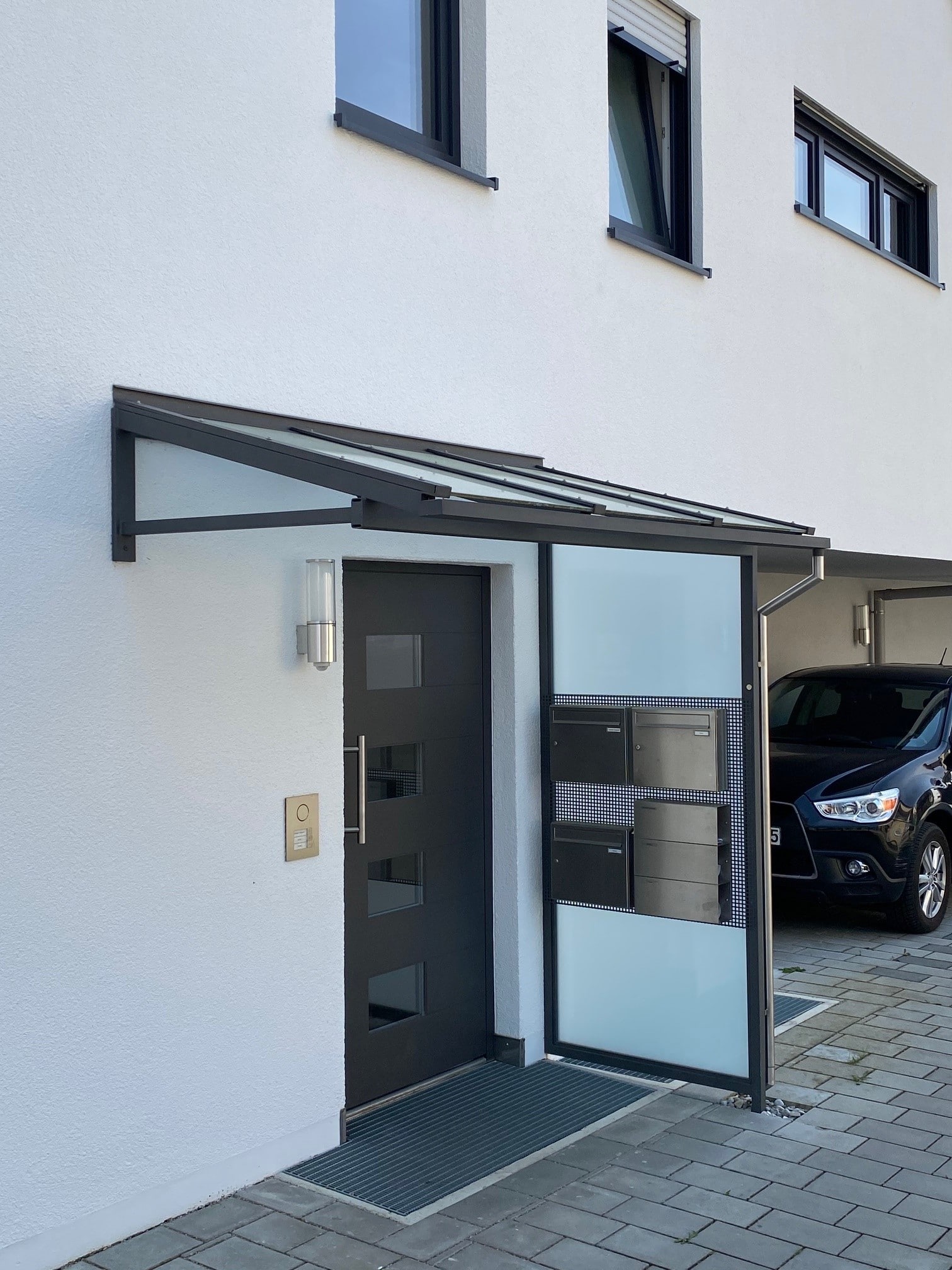 Überdachung Haustür mit Seitenwand aus mattem Glas
