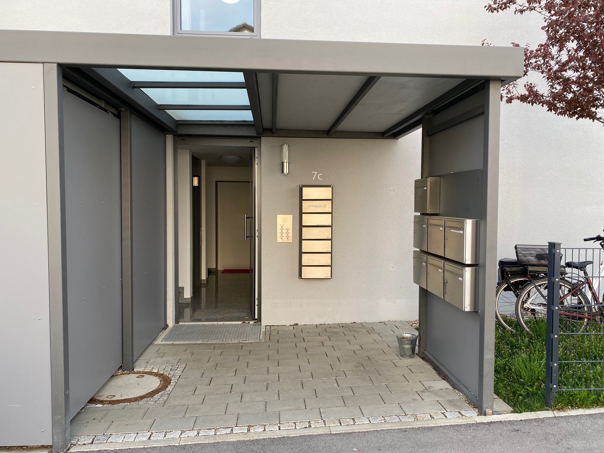 Überdachung Haustür mit Seitenwand , Trespafüllung und integrierter Briefkasten