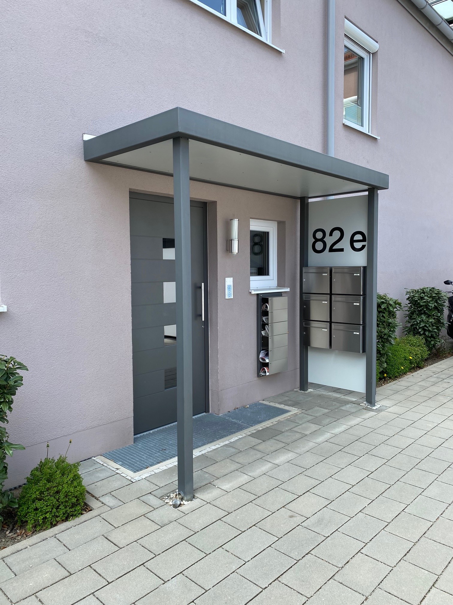 Überdachung Haustür mit Seitenwand , Trespafüllung und integrierter Briefkasten