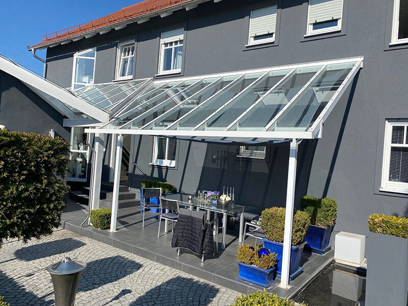 Überdachung Terrasse weiß mit klarer Glasfüllung